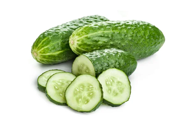 Yeşil salatalık. Salatalık parçaları ile kesme. İzole — Stok fotoğraf