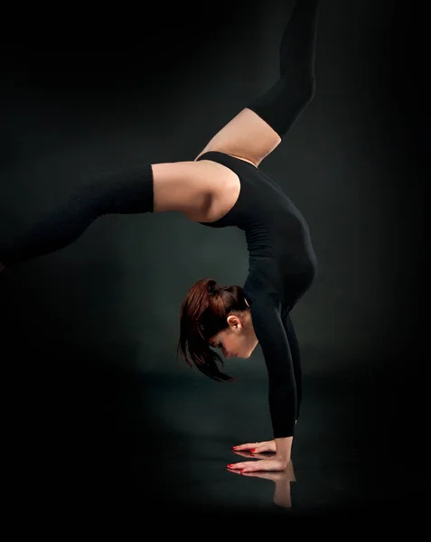 Vackra flexibel ung gymnast idrottsman kvinnan i svart leotard — Stockfoto