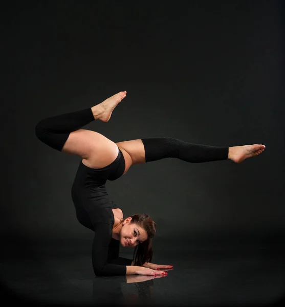 Gymnaste Flexible Faisant Exercice Studio — Photo