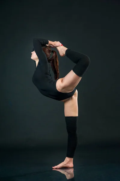 Porträtt Friska Unga Kvinna Gör Yogaövning Isolerade Över Svart Bakgrund — Stockfoto