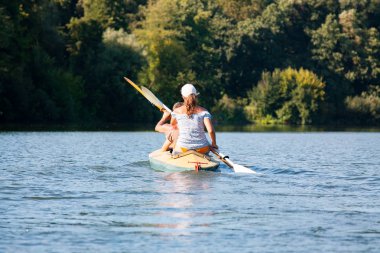 Turistler seyahat ile River'da kayık