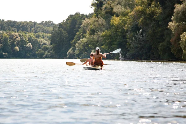 Kayak avec des touristes voyage sur la rivière — Photo