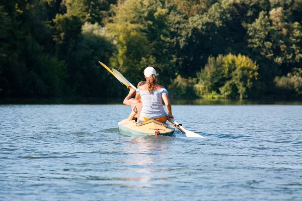 Kayak avec les touristes voyagent sur la rivière — Photo