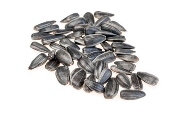 Beyaz arkaplanda izole edilmiş siyah ayçiçeği tohumları