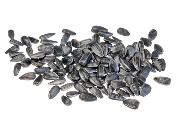 Beyaz arkaplanda izole edilmiş siyah ayçiçeği tohumları yığını 