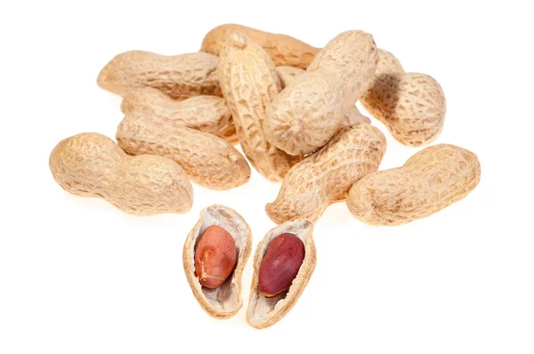 Erdnüsse in der Schale mit zwei halb geöffneten Nüssen isoliert auf weiß — Stockfoto