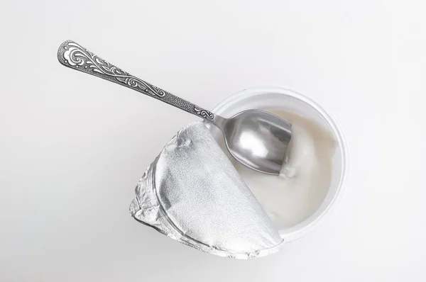 Vista superior del envase de plástico conjunto de yogur o postre o blanco — Foto de Stock