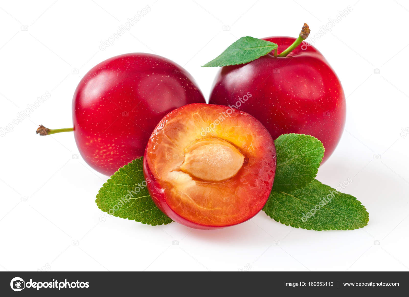 Sweet delicious red plums with leaves, and half cut plum. — Stock Photo