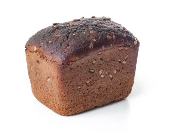 Taze pişmiş ekmek beyazda izole edilmiş.