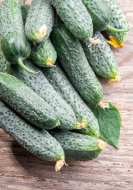 Salatalık üzerinde ahşap arka plan yakın çekim