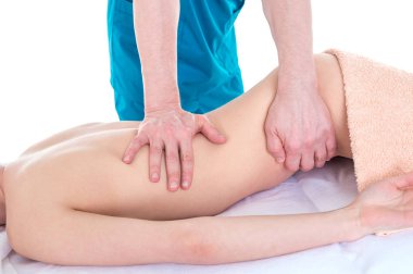 Erkek fizyoterapist medi içinde genç bir kadının vücut germe