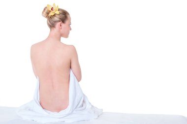 Çıplak sırt masaj masada oturan bir bayan. Spa salonu. Sağlık