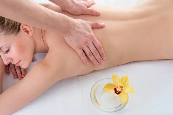 Detailní záběr ruce maséra dělat masáž pro ženy — Stock fotografie