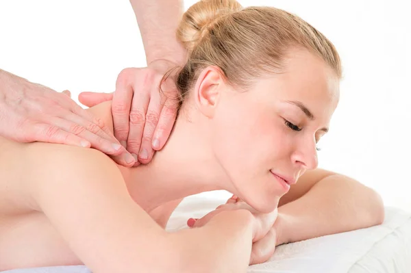 Masajista profesional masajeando el cuello femenino. Procedimiento de spa relajante — Foto de Stock