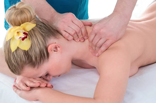 Fisioterapeuta Dando Masaje Espalda Una Mujer Consultorio Médico — Foto de Stock