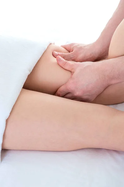 Primo Piano Massaggiatore Massaggiare Gambe Una Donna — Foto Stock