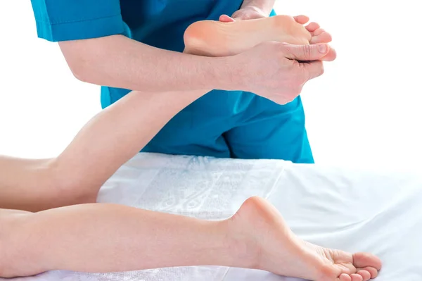 Physiotherapeut macht Fußmassage in der Klinik, Nahaufnahme — Stockfoto