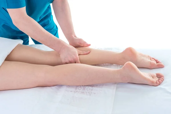 Massagem nas pernas na clínica de Fisioterapia, close-up — Fotografia de Stock