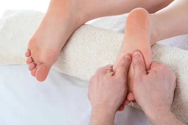 Masaje de pies en el consultorio de fisioterapia — Foto de Stock