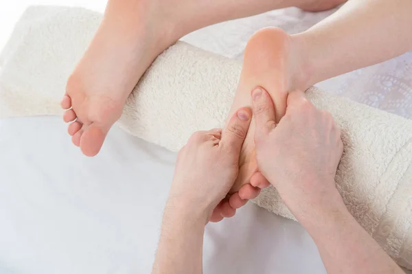 Massage des weiblichen Fußes in der Physiotherapie-Klinik — Stockfoto