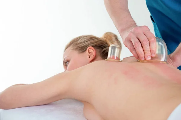 Mulher na clínica para o tratamento da terapia de pressão proced — Fotografia de Stock