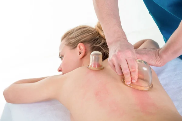 Procedura masaż próżniowy w klinice fizjoterapii — Zdjęcie stockowe
