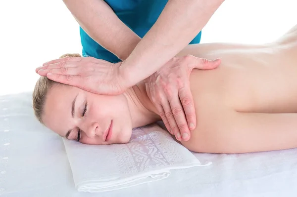 Mujer recibiendo masaje de cuello en consultorio médico — Foto de Stock