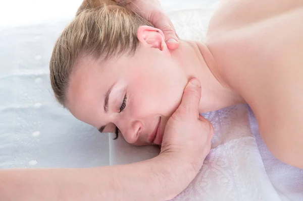 Mujer joven en salón de spa de belleza disfrutando de masaje en la cabeza — Foto de Stock