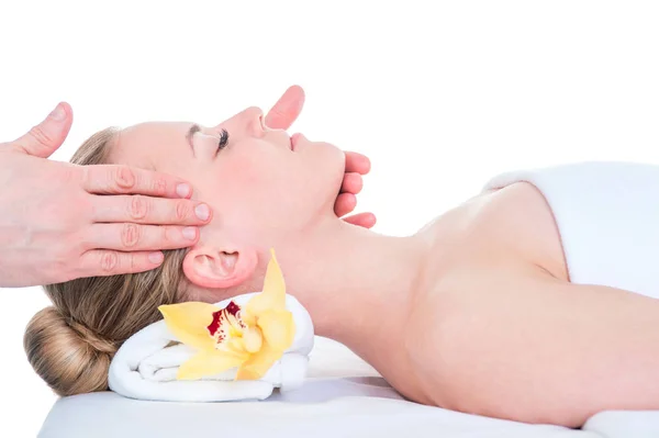 Mujer recibiendo un masaje en la cabeza en el spa . — Foto de Stock