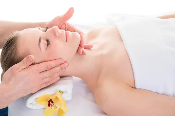 Close up head retrato de jovem mulher fazendo massagem facial em s — Fotografia de Stock