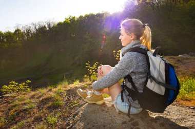 Kadın sırt çantası ile bir ara ve bir zam görünümünde zevk aldı 
