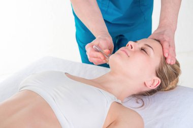 Spa güzellik bakımı ve cilt bakımı. Yüz masajı elde kadın 