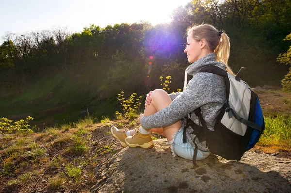 Frau mit Rucksack genießt Aussicht bei einer Wanderung in den Bergen. tr — Stockfoto