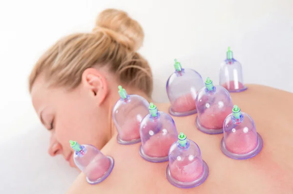 Jonge vrouw met vacuüm massagetherapie (vacuüm, cupping-glas — Stockfoto