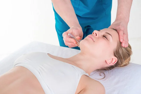 Wellness Schönheitsbehandlung und Hautpflege. Frau bekommt Gesichtsmassage — Stockfoto