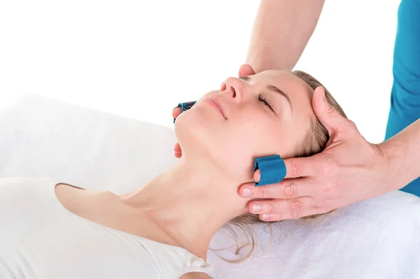 Mulher bonita ter uma massagem facial em Phys profissionais — Fotografia de Stock
