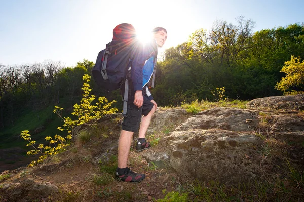 Ung Man Vandringar Vägen Solig Dag Resor Vandring Backpacking Turism — Stockfoto