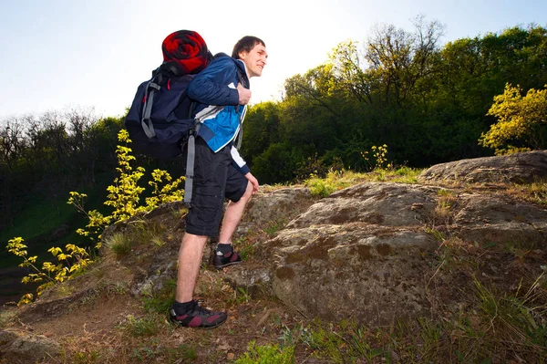 Młody Człowiek Spacery Lesie Podróże Wycieczki Koncepcja Plecakiem Turystyka Osób — Zdjęcie stockowe
