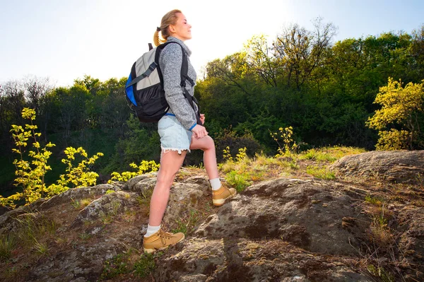 Женщина-туристка с рюкзаком на фоне природы. Девушка наслаждается — стоковое фото