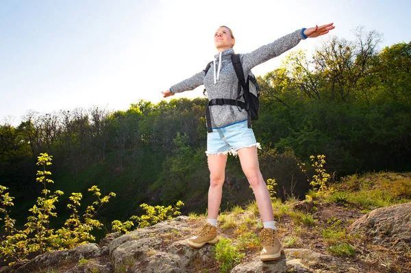 立っている女性バックパッカーは、森林の景色を楽しみながら手を開いてください。 — ストック写真