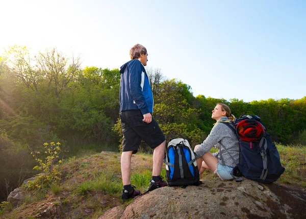 Par Excursionistas Con Mochilas Descansando Camino Viajes Vacaciones Vacaciones Concepto —  Fotos de Stock