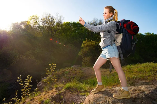 Девушка Рюкзаком Фотографирует Красивый Пейзаж Мобильного Телефона Походе Лесу Путешествия — стоковое фото