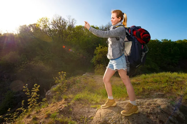 一个背着背包的年轻女子在森林里徒步旅行时带着智能手机拍下了美丽的风景 假期和冒险的概念 森林风景背景 — 图库照片