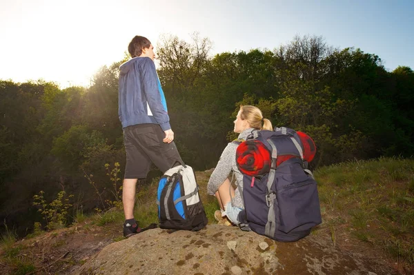 Escursionisti Uomini Donne Trekking Montagna Giovane Coppia Con Zaini Rilassante — Foto Stock