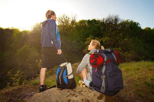 Man Woman Hikers Trekking Mountains Young Couple Resting Backpacks Forest — Stock Photo, Image