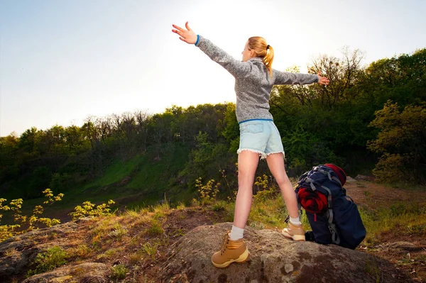 Молодая Женщина Поднятыми Руками Стоит Вершине Горы Наслаждается Прекрасным Днем — стоковое фото