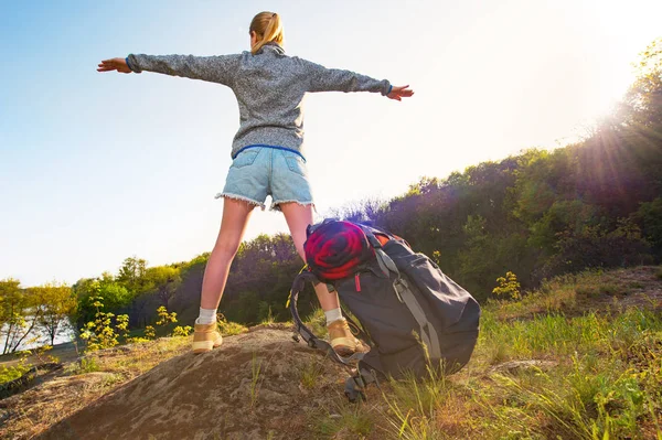 Ung Kvinna Med Ryggsäck Står Cliff Edge Och Tittar Himmel — Stockfoto