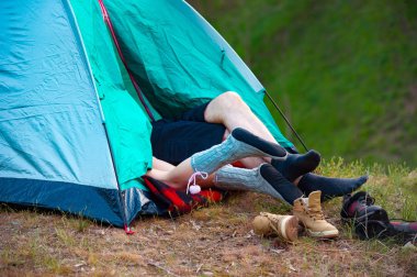 İki kişi bir çadırda yalan metrelik. Kamp, seyahat, turizm, zam ve insanlar kavramı.
