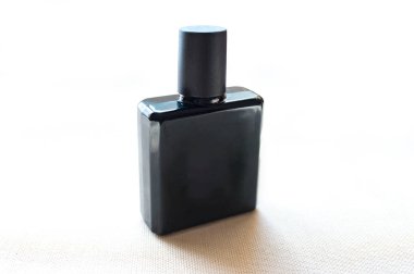 bir tablo bir erkek parfüm siyah