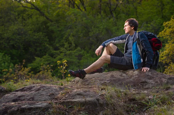 ハイカーの男性は夏の遠征中に休みです 冒険のコンセプト — ストック写真